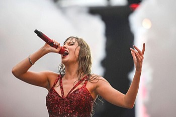 Taylor Swift Gets Sexy and Soaked: A Wet and Wild Performance in Hamburg!