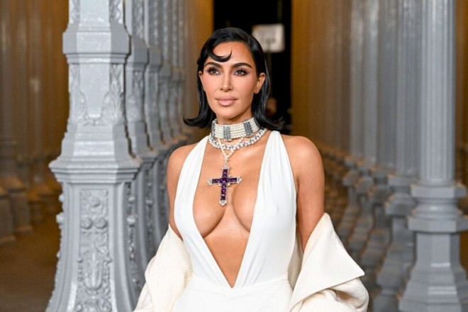 Big Breasts on Full Display! Kim Kardashian Stuns with Spectacular Cleavage!