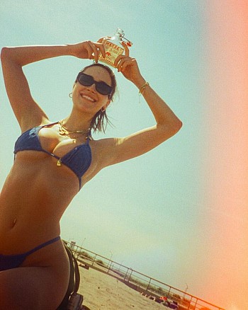 Elsie Hewitt Turns Up the Heat in Thong Bikini – Sizzling Beach Shoot!