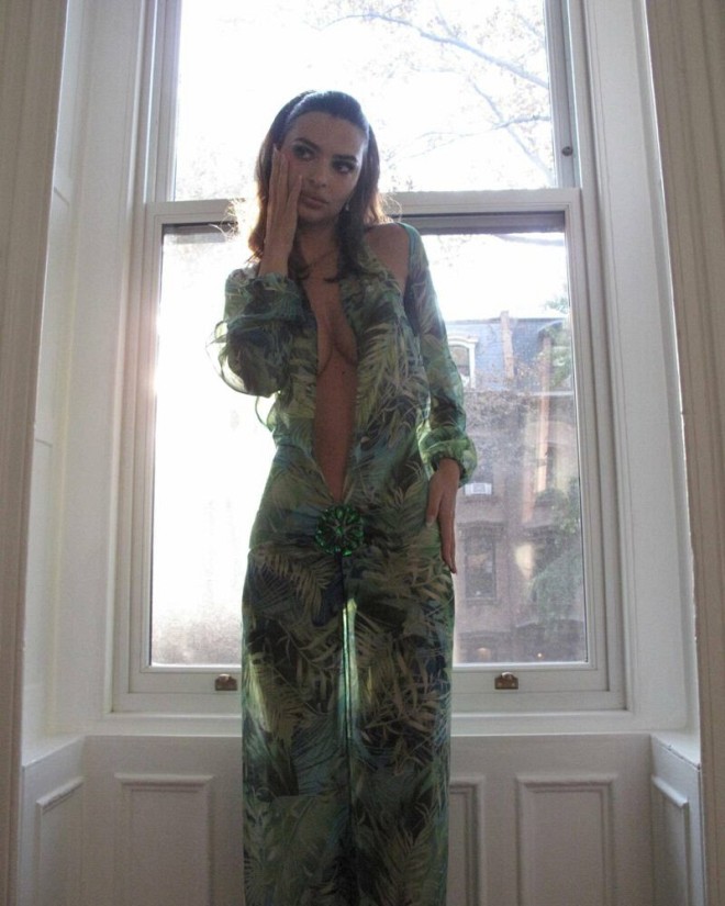 Emily Ratajkowski Goes Braless in J.Lo’s Iconic Green Dress!