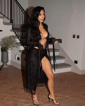 Kim Kardashian’s Bold Bikini Photo Shoot: Sensational Curves in Small Black Bikini