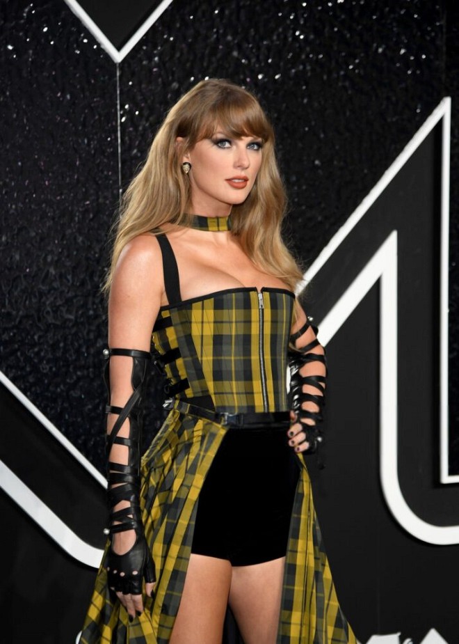 Taylor Swift Flaunts Her Sexy Side at MTV VMAs with Cleavage and Leggy Look