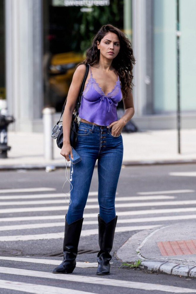 Eiza Gonzalez’s Stunning Jeans and Lace Combo: A Tease of Beauty and Sexy Cleavage in NYC!