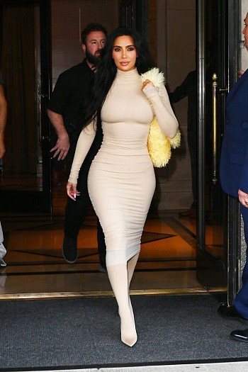 Kim Kardashian Flaunts Her Curvy Sexy Body in a Skin-Tight Dress!