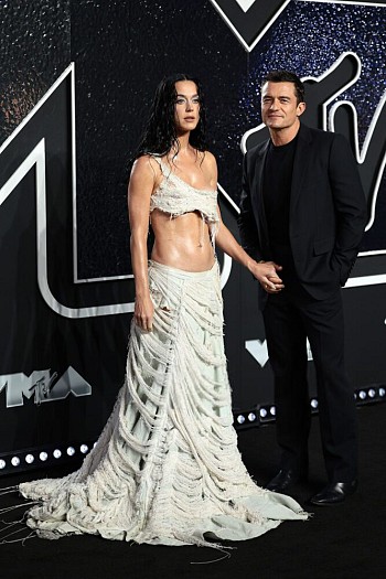 Katy Perry Stuns in Racy Look at MTV Awards – Sexy Boobs Tease in Barely-There Attire