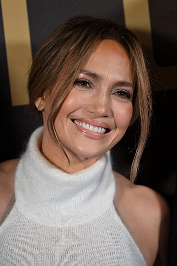 J.Lo Stuns in a Glamorous, Figure-Flattering Dress at UK Premiere of “Unstoppable”